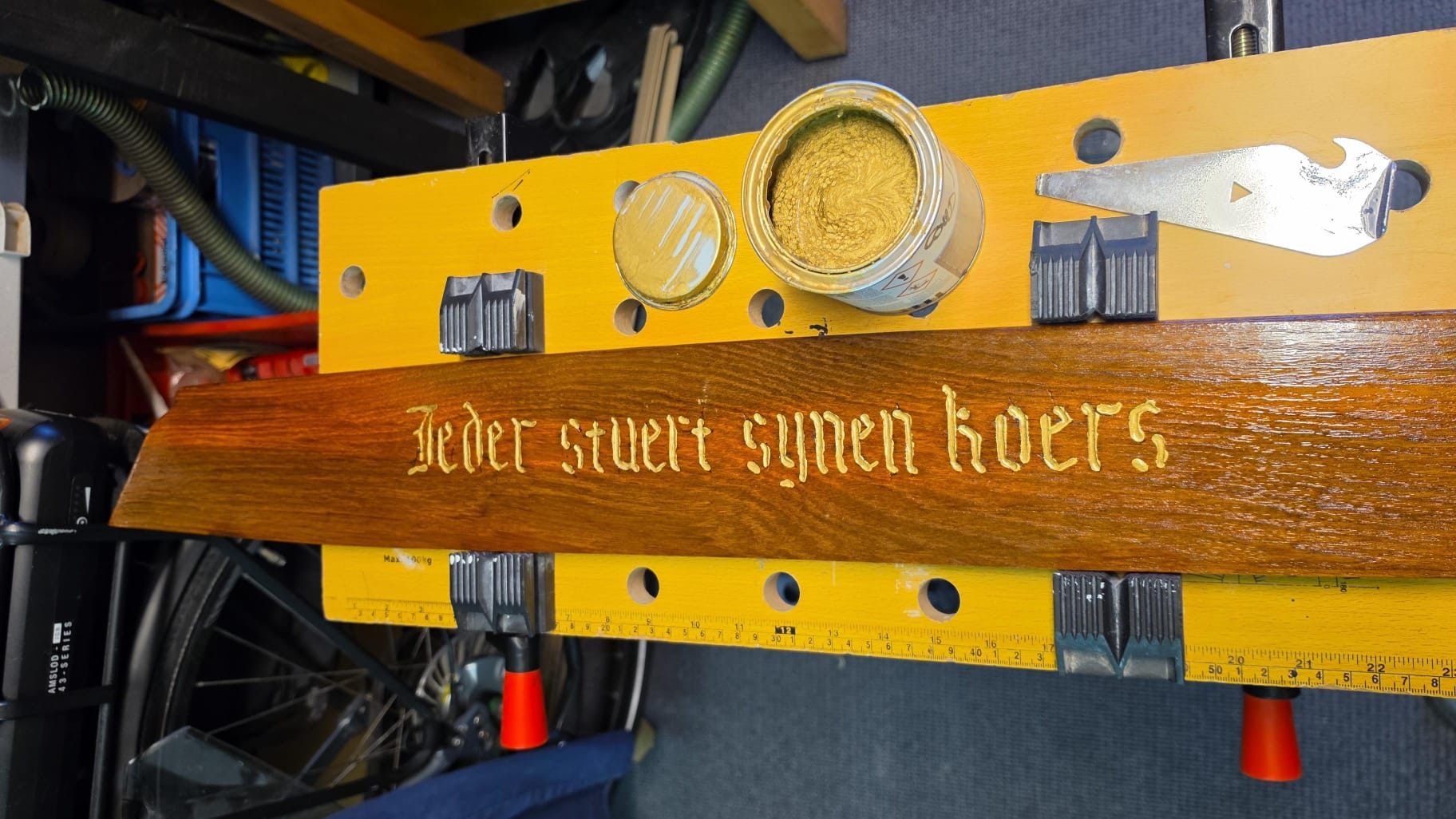 Gelakte naamplank van Vrouwe Dirkje