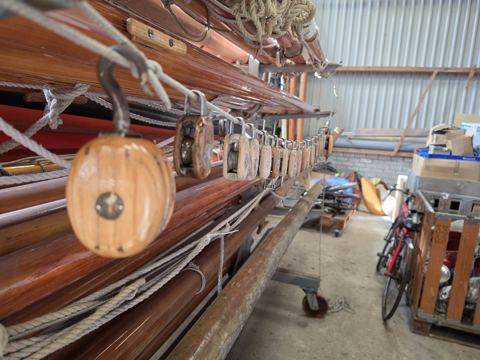 Opgeknapt houten scheepsblok