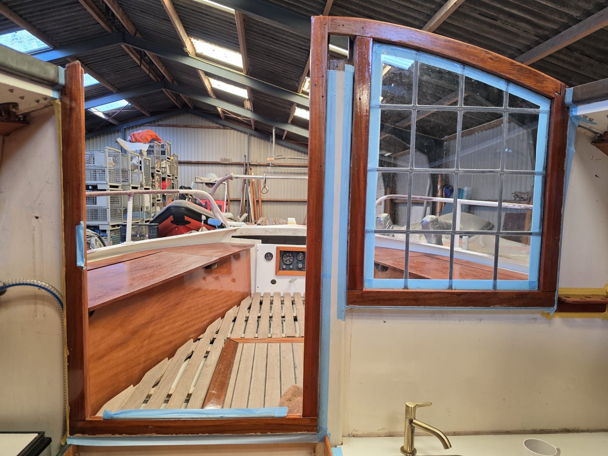 Gelakt hout bij de kajuitingang